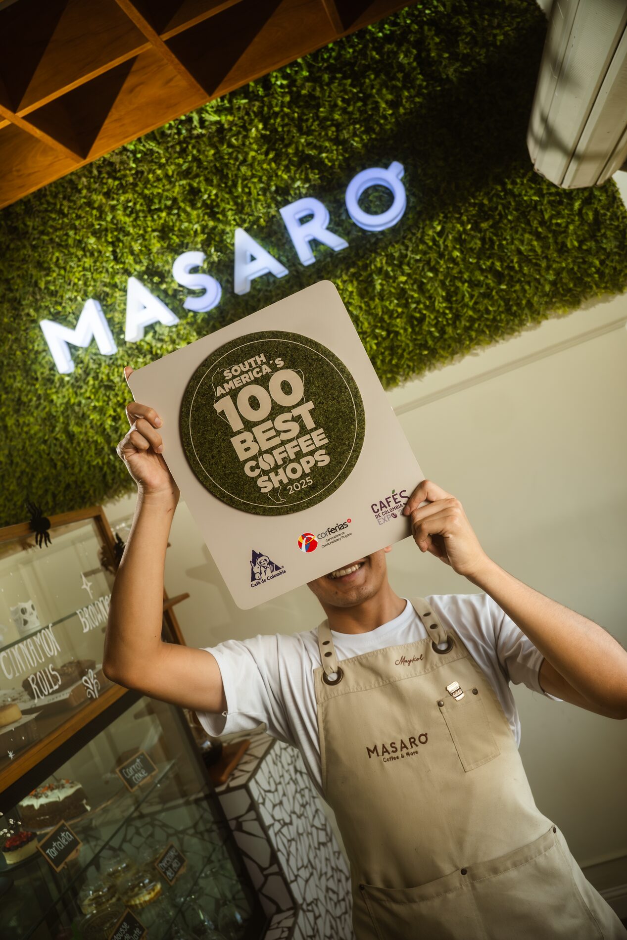 El equipo de Masaro con el reconocimiento de las 100 mejores cafeterías de Sudamérica